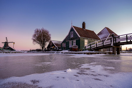 太赞了在冬季风车村 雪覆盖了荷兰的木制历史风车荷兰村庄文化房子地标天空农村旅游旅行历史性降雪背景