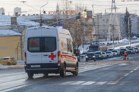 救护车行驶白色救护车小客车在冬季湿街道上行驶骑术帮助交通汽车援助诊所药品货车运输情况背景