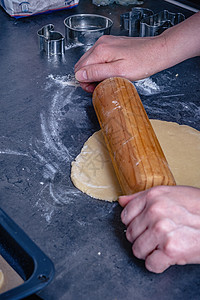 女人在家厨房做黄油曲奇饼的床单糕点面包木板女士烘烤馅饼食谱蛋糕食物背景图片