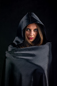 穿丝绸黑斗篷的女孩的肖像背景图片