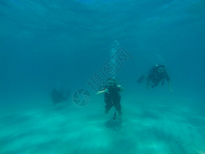 潜水图13 2015年 3名斯库巴潜水旅游者正在澳洲大堡礁上游泳背景