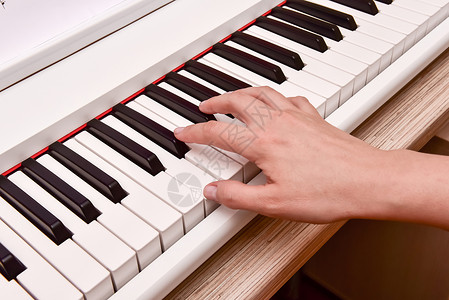 钢琴键盘爵士乐素材免费下载女人的手在家里弹电子数码钢琴 这位女士是专业钢琴家 使用钢琴电子键盘编曲 练习键盘作曲的音乐家笔记玩家爵士乐学习作曲家韵律音乐旋背景