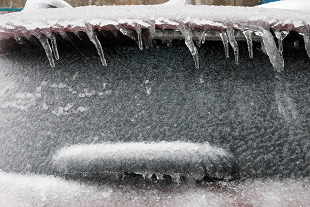 汽车被划冰雪覆盖的车窗特写 冻雨过后 汽车上覆盖着冰和冰柱 用冰盖的刮水器 冰风暴季节旅行气旋天气暴风雪灾难城市场景交通降雪背景