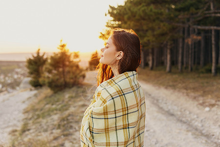 格子太阳素材日落时的浪漫女人 在路边树林和肩膀上背景