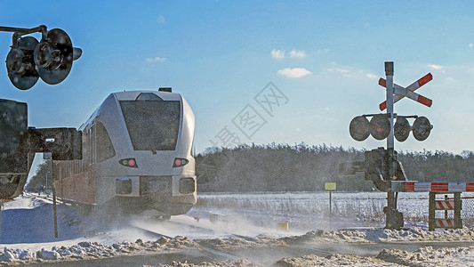 冬季从荷兰出发 在农村开火车去乘火车速度骑术铁轨旅行交通民众驾驶白色糖霜天气背景图片