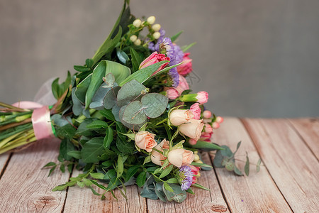 近距离看一束美丽的花束 木制桌子上混合的花朵花店植物群植物绣球花送货商城叶子植物学国际郁金香背景图片