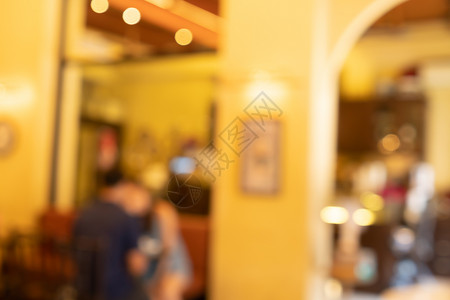 具有客户背景的模糊咖啡和餐厅咖啡厅商业椅子窗户购物购物中心木头男人桌子食物店铺背景图片