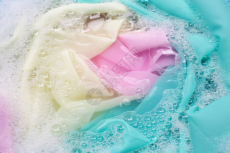 蓝色气泡洗涤水溶解时浸泡在粉末净化水中机器气泡衣夹衣服黑发洗澡织物洗涤剂棉布肥皂背景