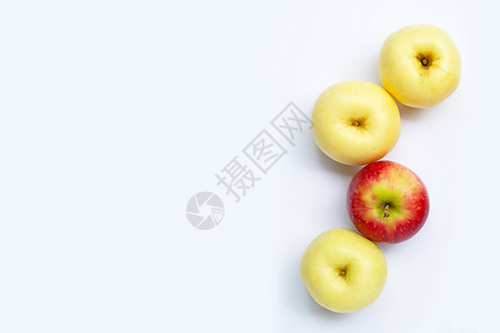 白上多汁红黄苹果背景图片