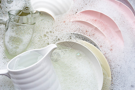 水槽洗碗洗碗 关上厨房水槽里浸泡的用具食物杯子盘子勺子午餐打扫琐事餐厅概念果汁背景