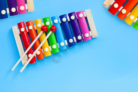 蓝色背景的色彩多彩的xylophone背景图片