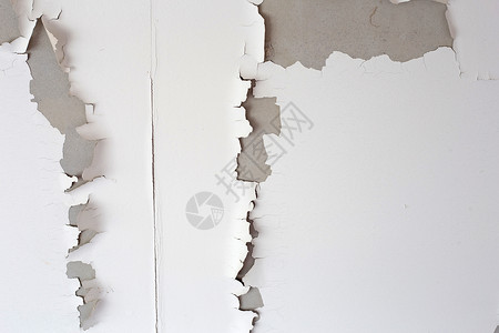 房子天花板上的白色油漆剥落 屋下划痕裂缝损害地面水分建筑草图水泥剥皮地震背景图片