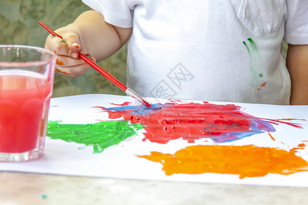 孩子画了一幅明亮的图画 纸上大笔画艺术工作拉丝笔触横幅刷子白色绘画框架蓝色背景图片