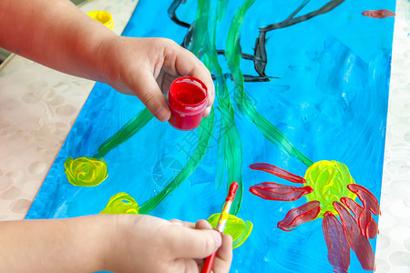 小孩笔刷素材孩子画了一幅明亮的图画 纸上大笔画拉丝艺术蓝色刷子横幅框架绘画笔触白色工作背景