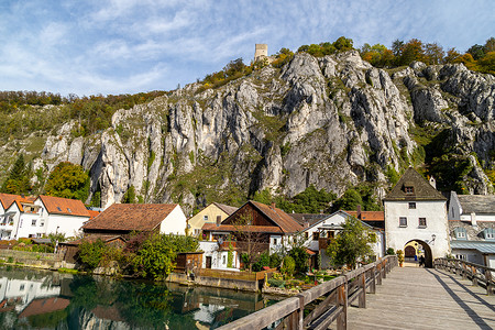 阿尔特阿德国巴伐利亚Essing村以阿尔特穆厄尔河 地底高岩和地下一座木桥为主的古老风景蓝色岩石晴天木头旅游山脉废墟城堡目的地旅行背景