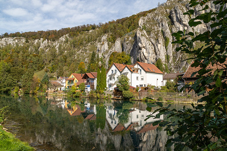 凯尔莫德国巴伐利亚的村与阿尔特穆厄尔河和高岩废墟山脉木头木桥旅游公园天空晴天自然保护区城堡背景