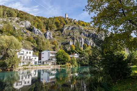 德国巴伐利亚的村与阿尔特穆厄尔河和高岩自然保护区晴天木桥历史性废墟蓝色城堡石头目的地山脉背景