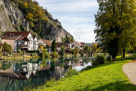 德国巴伐利亚的村与阿尔特穆厄尔河和高岩晴天岩石天空观光旅游城堡历史性山脉公园目的地背景