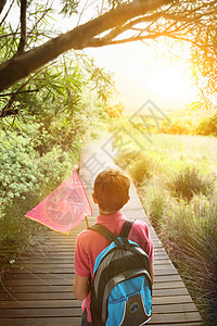 C4D标题框与蝴蝶网在农村打猎的男孩背景