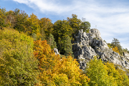 兰德范奎克德国巴伐利亚Altmuehl河上德国巴伐利亚Essing村高岩石木桥天空木头公园城堡石头观光目的地山脉晴天背景
