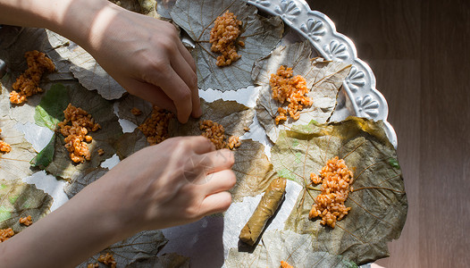 准备加饭和肉或传统沙马的松树叶蔬菜盘子用餐食物藤蔓脚凳烹饪香菜叶子厨师背景图片