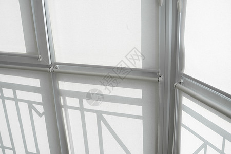 在客厅阳台的塑料窗上 有白布滚圈窗帘滚筒阳光阴影百叶窗材料纺织品色调装饰金属房子背景图片