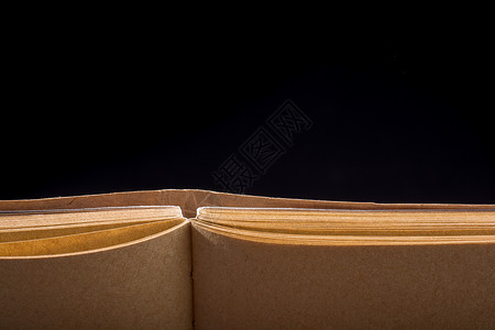黑背景打开的棕色笔记本商业螺旋钱包笔记软垫床单笔记纸插图字帖文档背景图片