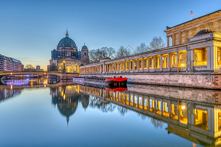 博物馆岛和斯普里河上的柏林大教堂高清图片