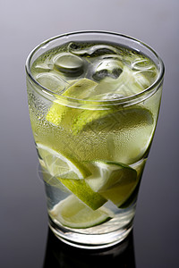 果汁摄影图生命摄影图热带酒吧叶子玻璃反射液体饮料苏打水果果汁背景