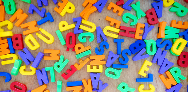 字母顺序学习概念 特写幼儿园的玩具信件 单位 英文字母语法童年智力游戏学前班语言社会化标识班级家庭生活背景图片