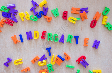 概念 多彩字母和一词游戏社会化时间技巧童年幼儿园标识家庭生活家庭语言背景图片