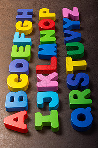 用于学习概念的A B和C木制字母字母字母学校公司乐趣立方体童年游戏色块积木教育彩色背景图片