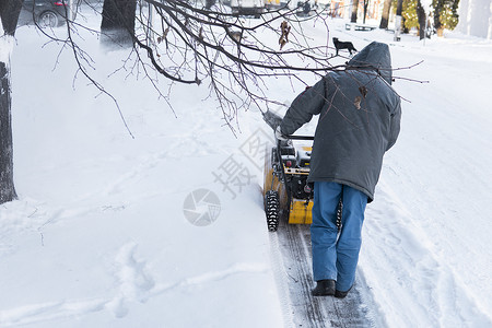 暴风雪过后 男子用造雪机清理车道 在街道上工作的除雪设备 从雪中清理街道 正在下雪蓝色人行道行动投掷者机械机器天气发动机打扫工人背景图片