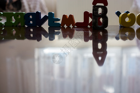 由木制成的字母立方英语游戏色块积木知识教学童年乐趣教育语言背景图片