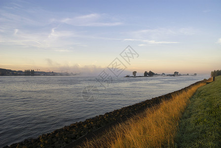 墨尔韦德河上方的雾海岸线日出支撑背景图片