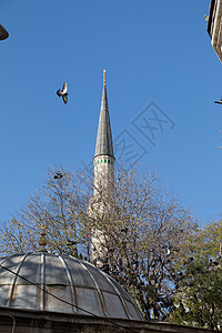 奥斯曼清真寺的米纳雷特历史性脚凳旅行建筑火鸡尖塔背景图片