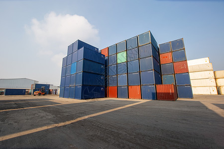 加载中素材来自港口货物的集装箱箱 工头控制工业集装箱货船 运输和物流概念贸易码头金属天空出口商业商品进口卸载血管背景