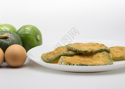 阿根廷南瓜阿根廷烹饪美食 烤或炸米拉尼萨变种营养面包绿色烤箱油条南瓜盘子圆形壁球背景