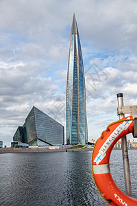 拉赫塔俄罗斯 圣彼得堡 2020 年 7 月 6 日 Lakhta 摩天大楼白天通过救生圈 它是欧洲最高的摩天大楼 已完工拉塔公园中心背景