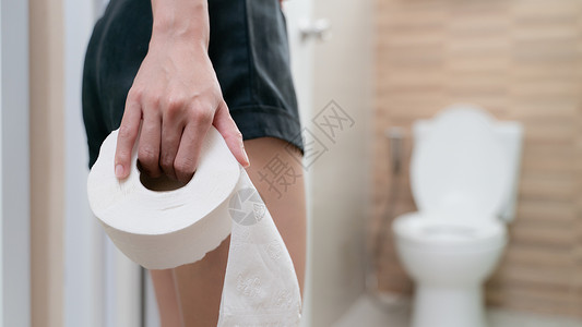 浴室防滑妇女有卫生纸 胃痛腹泻症状 月经期抽搐或食物中毒 健康护理概念以及浴室厕所保健疼痛伤害腹痛女士便秘身体消化背景