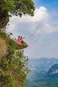 一对中年男女在甲米附近的泰国丛林中徒步旅行 徒步前往泰国甲米或的顶部 情侣 泰国男性边缘男人游客森林冒险龙冠山脉女士蓝色背景图片