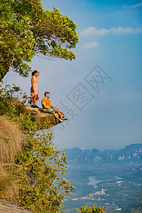 一对中年男女在甲米附近的泰国丛林中徒步旅行 徒步前往泰国甲米或的顶部 情侣 泰国成人顶峰吸引力蓝色波峰岩石龙冠旅游边缘山脉背景图片