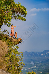 一对中年男女在甲米附近的泰国丛林中徒步旅行 徒步前往泰国甲米或的顶部 情侣 泰国波峰悬崖爬坡吸引力边缘女士龙冠旅游山脉踪迹背景图片