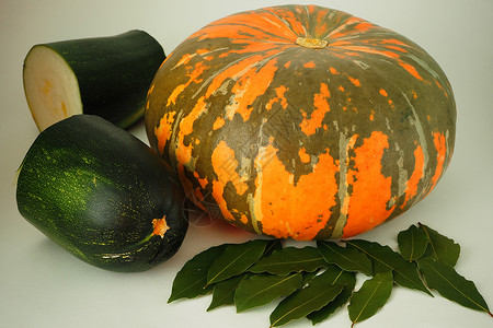 白种背景的红橘南瓜和绿熟的西瓜农业蔬菜绿叶美味感恩收成橙色南瓜饮食美食背景图片