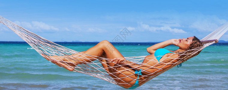 热带海滩的哈默克女人天堂棕榈小丘假期海岸享受女孩日光浴闲暇旅行背景图片