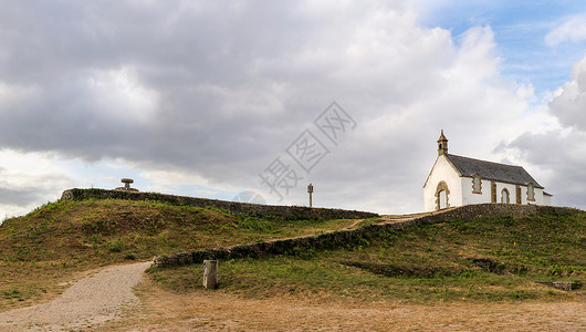 古坟在布列塔尼卡纳克附近的圣米歇尔图姆卢斯和圣米歇尔教堂野兔地方观光旅游景点巨石纪念碑教堂地标旅行背景