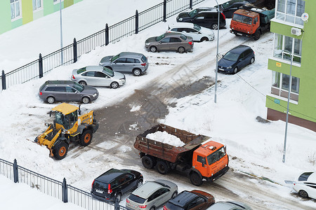 俄罗斯下诺夫哥罗德 加加林大道 101 军团 1 2021 03 03 扫雪机在城市 用雪专用设备清洁庭院和街道拖拉机工作雪机露背景