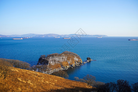 与Nakhodka湾和船只相视的海景高清图片