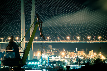 金桥背景的夜景里有起重机 深夜风景景观城市地标旅行建筑学旅游天空港口背景图片