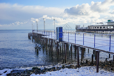 被雪覆盖码头旧的码头在冬天被大海雪覆盖背景